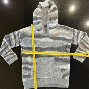 Vertigo small hooded front pocket sweater